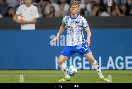Berlino, Germania. 19th maggio 2022. Calcio: Bundesliga - Relegation, Hertha BSC - Hamburger SV, Relegation, First leg, Olympiastadion. Maximilian Mittelstädt di Hertha BSC gioca la palla. Credit: Andreas Gora/dpa - NOTA IMPORTANTE: In conformità con i requisiti della DFL Deutsche Fußball Liga e della DFB Deutscher Fußball-Bund, è vietato utilizzare o utilizzare fotografie scattate nello stadio e/o della partita sotto forma di immagini di sequenza e/o serie di foto video-simili./dpa/Alamy Live News Foto Stock