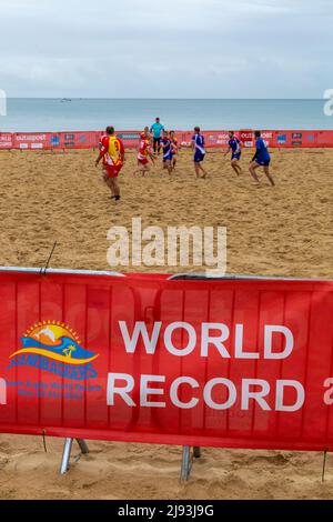 Branksome Dene, Poole, Dorset, Regno Unito. 20th maggio 2022. Sandbaggers Marathon Beach Touch Rugby Team, un gruppo di medici che hanno iniziato a giocare Beach touch rugby sulla spiaggia di Sandbanks nel 2008, tentativo di battere il record mondiale di 33 ore 33 minuti di continuo Beach touch rugby per raccogliere fondi per MND, malattia di Motor Neuronee, Dopo che uno dei loro giocatori e padre di tre, Andrew Vaughton, è stato dato la diagnosi devastante di MND in 2001. Un wet start per la squadra di 22 giocatori che vogliono giocare dal 8am Venerdì al 6pm Sabato per battere il record. Credit: Carolyn Jenkins/Alamy Live News Foto Stock