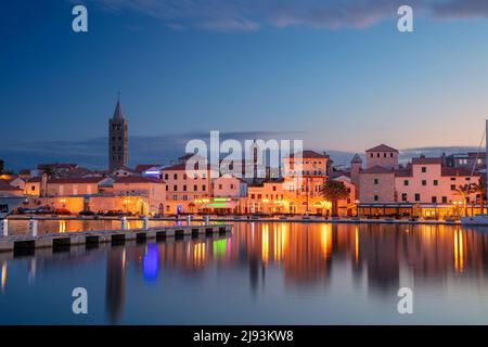 Rab, isola di Rab, Croazia. Immagine del paesaggio urbano dell'iconico villaggio di Rab, Croazia situato sull'isola di Rab al tramonto. Foto Stock