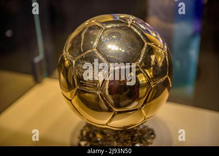 Golden Ball al miglior giocatore del mondo dato a Leo messi ed esposto nello spazio messi del museo del FC Barcelona, al Camp Nou di Barcellona Foto Stock
