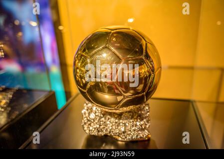 Golden Ball al miglior giocatore del mondo dato a Leo messi ed esposto nello spazio messi del museo del FC Barcelona, al Camp Nou di Barcellona Foto Stock