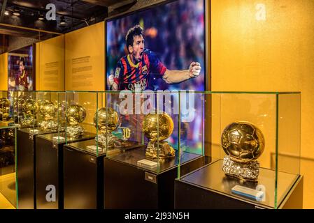 Golden Ball al miglior giocatore del mondo dato a Leo messi ed esposto nello spazio messi del museo del FC Barcelona, al Camp Nou di Barcellona Foto Stock