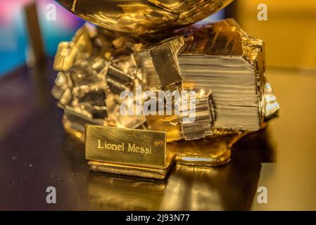 Golden Ball al miglior giocatore del mondo dato a Leo messi ed esposto nello spazio messi del museo del FC Barcelona, al Camp Nou di Barcellona Foto Stock