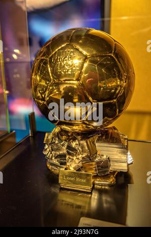 Golden Ball al miglior giocatore del mondo dato a Leo messi ed esposto nello spazio messi del museo del FC Barcelona, al Camp Nou di Barcellona Foto Stock