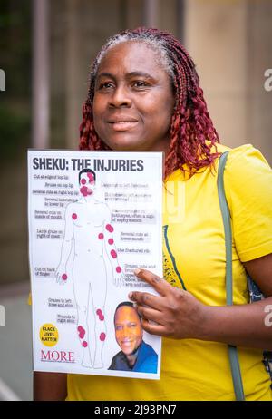 Manifestanti e sostenitori della famiglia Bayoh al di fuori della Capital House di Edimburgo per l'inchiesta pubblica sulla morte di Sheku Bayoh. Bayoh morì nel maggio 2015 dopo essere stato trattenuto da ufficiali che rispondevano ad una chiamata a Kirkcaldy, Fife. Data foto: Venerdì 20 maggio 2022. Foto Stock