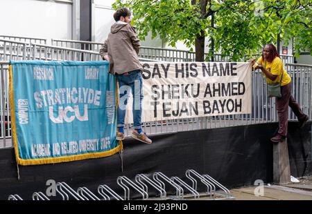 Manifestanti e sostenitori della famiglia Bayoh al di fuori della Capital House di Edimburgo per l'inchiesta pubblica sulla morte di Sheku Bayoh. Bayoh morì nel maggio 2015 dopo essere stato trattenuto da ufficiali che rispondevano ad una chiamata a Kirkcaldy, Fife. Data foto: Venerdì 20 maggio 2022. Foto Stock