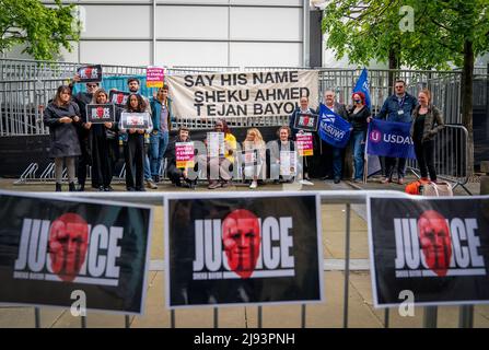 Manifestanti e sostenitori della famiglia Bayoh al di fuori della Capital House di Edimburgo per l'inchiesta pubblica sulla morte di Sheku Bayoh. Bayoh morì nel maggio 2015 dopo essere stato trattenuto da ufficiali che rispondevano ad una chiamata a Kirkcaldy, Fife. Data foto: Venerdì 20 maggio 2022. Foto Stock