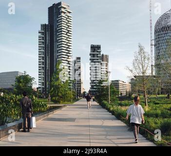 Gente che cammina di fronte a edifici moderni a Milano - Lombardia - business center Foto Stock