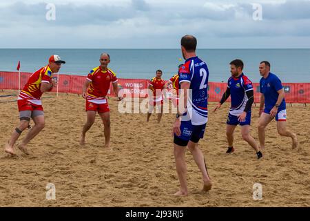 Branksome Dene, Poole, Dorset, Regno Unito. 20th maggio 2022. Sandbaggers Marathon Beach Touch Rugby Team, un gruppo di medici che hanno iniziato a giocare Beach touch rugby sulla spiaggia di Sandbanks nel 2008, tentativo di battere il record mondiale di 33 ore 33 minuti di continuo Beach touch rugby per raccogliere fondi per MND, malattia di Motor Neuronee, Dopo che uno dei loro giocatori e padre di tre, Andrew Vaughton, è stato dato la diagnosi devastante di MND in 2001. Un wet start per la squadra di 22 giocatori che vogliono giocare dal 8am Venerdì al 6pm Sabato per battere il record. Credit: Carolyn Jenkins/Alamy Live News Foto Stock