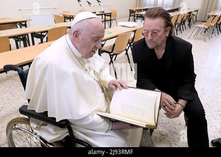 Roma, Italia. 19 maggio 2022. Papa Francesco saluto Bono Vox, frontman della rock band irlandese U2, durante il lancio della Scholas Occurrentes, movimento educativo internazionale presso la Pontificia Università Urbaniana. (Foto di Vatican Media). Credit: Media Vaticani/Maria Grazia Picciarella/Alamy Live News Foto Stock