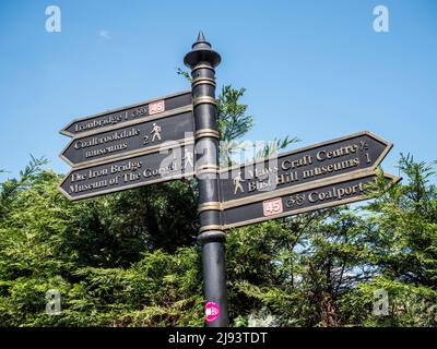 Questa immagine colorata è del cartello turistico direzionale posto al di fuori del Jackfield Tile Museum in Shropshire Foto Stock