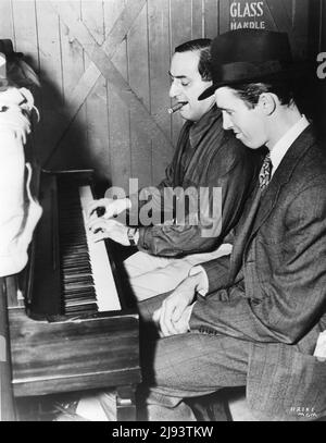 Il regista ERNST LUBITSCH e JAMES STEWART sul set hanno suonato il pianoforte durante le riprese del NEGOZIO DIETRO L'ANGOLO 1940 il regista/produttore ERNST LUBITSCH suona Miklos Laszlo sceneggiatura Samson Raphaelson Metro Goldwyn Mayer Foto Stock