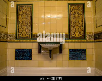Questa immagine colorata è di piastrelle decorative per pareti comunemente usate nei bagni pubblici e bagni di nuoto in mostra al Jackfield Tile Museum in Shropshire Foto Stock