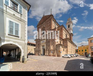 Carrù, Piemonte, Italia - 17 maggio 2022: Chiesa parrocchiale di Maria Vergine Assunta in Piazza Caduti per la libertà Foto Stock