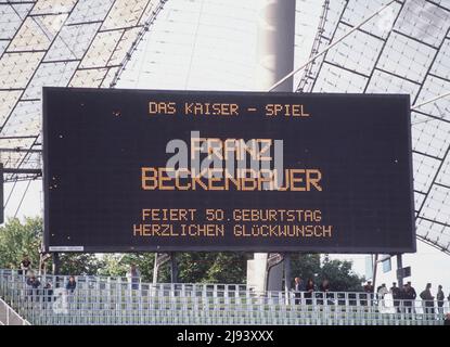 FOTO DELL'ARCHIVIO: 50 anni fa, il 26 maggio 1972, è stato aperto lo Stadio Olimpico di Monaco, 04SN BECKEN100995SP.jpg gioco per il compleanno di Franz BECKENBAUER del 50th: Il tabellone dello Stadio Olimpico di Monaco mostra le congratulazioni, 10 settembre 1995. Â Foto Stock