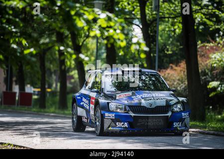 Ceske Budejovice, Repubblica Ceca. 20th maggio 2022. Il ceco Adam Brezik, Ondrej Krajca con la vettura Skoda Fabia R5 in azione durante il più grande salone motoristico della Boemia meridionale 49th (Rallye) Rally Cesky Krumlov, Ceske Budejovice, 20 maggio 2022. Credit: Petr Skrivanek/CTK Photo/Alamy Live News Foto Stock