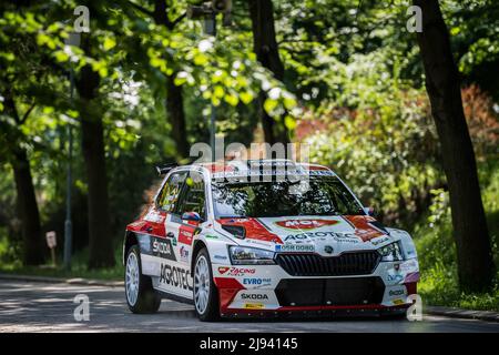 Ceske Budejovice, Repubblica Ceca. 20th maggio 2022. Ceco Jan Kopecky, Jan Hlousek con la vettura Skoda Fabia Rally2 evo in azione durante il più grande salone motoristico della Boemia meridionale 49th (Rallye) Rally Cesky Krumlov, Ceske Budejovice, 20 maggio 2022. Credit: Petr Skrivanek/CTK Photo/Alamy Live News Foto Stock