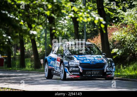 Ceske Budejovice, Repubblica Ceca. 20th maggio 2022. Il ceco Filip Mares, Radovan Buca con la vettura Skoda Fabia Rally2 evo in azione durante il più grande salone motoristico della Boemia meridionale 49th (Rallye) Rally Cesky Krumlov, Ceske Budejovice, 20 maggio 2022. Credit: Petr Skrivanek/CTK Photo/Alamy Live News Foto Stock