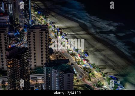 Surfers Paradise, Gold Coast, Australia - Vista aerea dei mercati di strada lungo la spianata Foto Stock