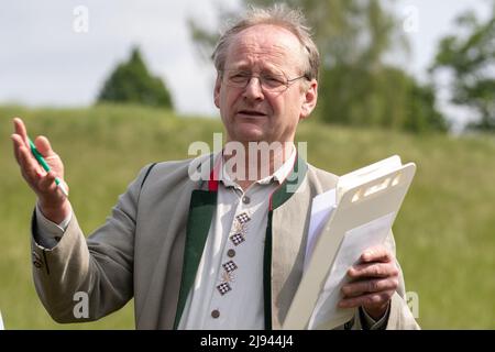 Schweinerden, Germania. 20th maggio 2022. Gunther Zschommler, vice presidente dell'Associazione degli agricoltori sassoni, parla durante una conferenza stampa dell'associazione su un pascolo. Diverse associazioni invitano il primo ministro Kretschmer a lavorare attivamente a livello federale per regolamentare la popolazione dei lupi. In 50 casi il lupo deve essere determinato come calmante dei casi di danno con gli animali di pascolo. Credit: Daniel Schäfer/dpa/Alamy Live News Foto Stock