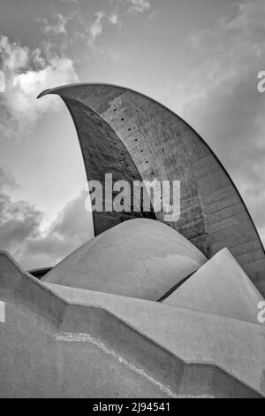 Dettagli in bianco e nero dell'Auditorio de Tenerife, Santa Cruz de Tenerife, Isole Canarie, Spagna Foto Stock