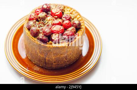 Torta di maiale britannica con mirtilli interi e una ricca gelatina di porto al rubino, piatti tradizionali inglesi Foto Stock