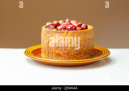 Torta di maiale britannica con mirtilli interi e una ricca gelatina di porto al rubino, piatti tradizionali inglesi Foto Stock