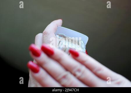 Donna sana che rifiuta di prendere la sigaretta da Pack. Abbandonare il concetto di fumo. Mani femminili con pacchetto di sigarette primo piano. Foto Stock