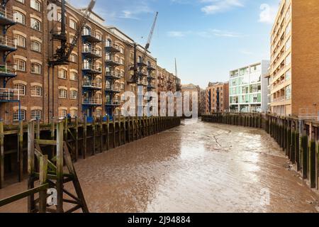 St Saviors Dock sulla riva sud del Tamigi vicino al Tower Bridge di Londra, Regno Unito durante la bassa marea Foto Stock