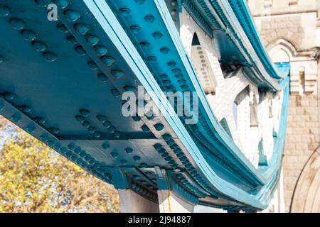 Primo piano del dettaglio di Tower Bridge che demoniava la lavorazione dei metalli con capriate e rivetti, Londra, Regno Unito Foto Stock