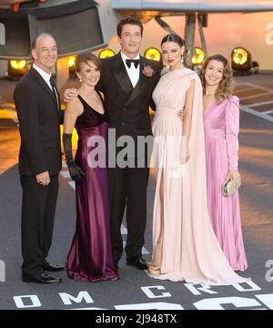 Foto da accreditare ©Alpha Press 078237 19/05/2022 Mike Teller, Merry Flowers, Miles Teller e moglie Keleigh Sperry con Dana Teller al Top Gun Maverick Royal Film Performance tenuto a Leicester Square, Londra Foto Stock