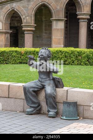 Scultura di Oor Wullie fuori dalla galleria McManus a Dundee Foto Stock