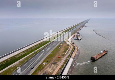 2017-09-14 17:29:43 BREZZANDDIJK - Foto drone di lavoro sul Afsluitdijk. La ristrutturazione su larga scala della diga tra l'Olanda settentrionale e la Frisia richiederà diversi anni. ANP ROBIN VAN LONKHUIJSEN olanda OUT - belgio OUT Foto Stock