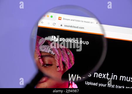 Ostersund, Svezia - 16 maggio 2022: SoundCloud homepage. SoundCloud è una piattaforma di distribuzione audio online fondata in Svezia e un sito Web per la condivisione della musica. Foto Stock