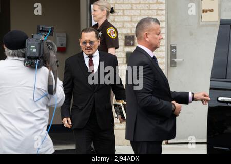 Fairfax, Stati Uniti d'America. 18th maggio 2022. L'attore Johnny Depp parte dal suo processo anti-diffamazione presso il tribunale della contea di Fairfax, Virginia, il 17 maggio 2022. Credit: Chris Kleponis/CNP/Sipa USA (RESTRIZIONE: NO New York o New Jersey Quotidiani o giornali entro un raggio di 75 miglia da New York City) Credit: Sipa USA/Alamy Live News Foto Stock