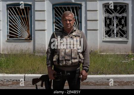 Barvinkove, Kharkiv Oblast, Ucraina. 20th maggio 2022. Il sindaco di Barvinkove Alexander Balo si pone per un ritratto su una strada vicino al centro di Barvinkove, Ucraina il 20 maggio 2022. Undici civili sono stati uccisi nella sua città dall'inizio dell'invasione russa, la più giovane era una ragazza di 15 anni con sua madre. "La città è sempre sotto fuoco, non ho indizio del perché", ha detto. 'La città non ha oggetti strategici, non ha infostrutture importanti. ItÃs un'area agricola. (Credit Image: © Daniel Carde/ZUMA Press Wire) Foto Stock