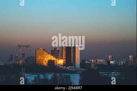 Paesaggio urbano della città nord-occidentale di Mosca in Russia, luminoso Foto Stock