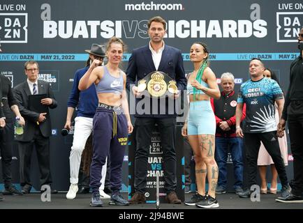 Ellie Scotney, Eddie Hearn e Maria Cecilia Roman (sinistra-destra) durante un pesato pubblico all'Old Spitalfields Market, Londra. Data foto: Venerdì 20 maggio 2022. Foto Stock