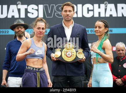 Ellie Scotney, Eddie Hearn e Maria Cecilia Roman (sinistra-destra) durante un pesato pubblico all'Old Spitalfields Market, Londra. Data foto: Venerdì 20 maggio 2022. Foto Stock