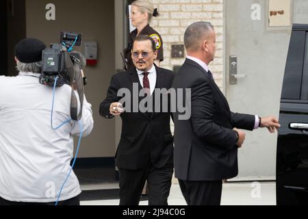 Fairfax, Stati Uniti d'America. 18th maggio 2022. L'attore Johnny Depp parte dal suo processo anti-diffamazione presso il tribunale della contea di Fairfax, Virginia, il 17 maggio 2022. Credit: Chris Kleponis/CNP/Sipa USA (RESTRIZIONE: NO New York o New Jersey Quotidiani o giornali entro un raggio di 75 miglia da New York City) Credit: Sipa USA/Alamy Live News Foto Stock