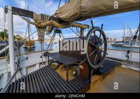 Santa Eulalia nave a Barcellona, Spagna. Barca a vela e porto turistico Rambla de Mar a Port Vell. Barche a vela Foto Stock