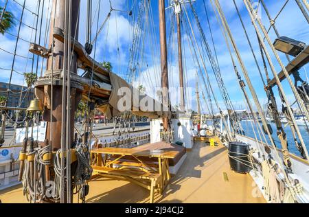 Santa Eulalia nave a Barcellona, Spagna. Barca a vela e porto turistico Rambla de Mar a Port Vell. Barche a vela Foto Stock