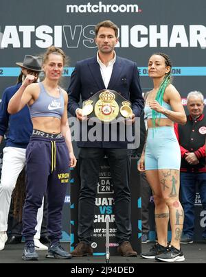 Ellie Scotney, Eddie Hearn e Maria Cecilia Roman (sinistra-destra) durante un pesato pubblico all'Old Spitalfields Market, Londra. Data foto: Venerdì 20 maggio 2022. Foto Stock