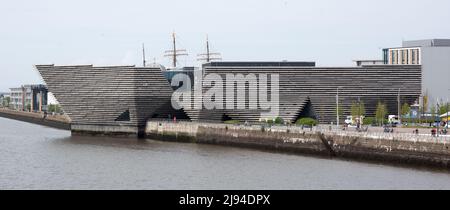 Dundee V&A e fronte acqua dal ponte di Tay Road Foto Stock