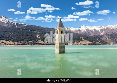 La famosa torre campanaria del Lago di Reschen, Passo di Resio, Italia Foto Stock