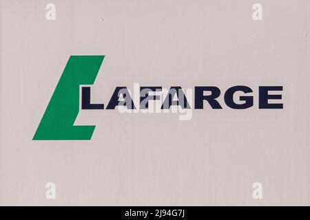 Marsiglia, Francia. 19th maggio 2022. Il logo del gruppo Lafarge visto all'ingresso di una fabbrica. La Corte d'appello di Parigi ha confermato l'accusa del gruppo Lafarge per "complicità nei crimini contro l'umanità”. Il gruppo è sospettato di aver versato diversi milioni di euro a gruppi terroristici in Siria tra il 2013 e il 2014 per mantenere l'attività di una cementeria. Credit: SOPA Images Limited/Alamy Live News Foto Stock