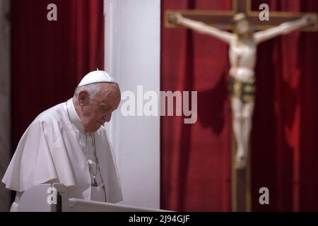 Papa Francesco nomina dieci nuovi santi durante una messa di canonizzazione in Piazza San Pietro, il 15 maggio 2022 a Città del Vaticano. All'inizio della celebrazione liturgica, il Papa ha proclamato nuovi santi: Tito Brandsma, Lazzaro Devasahayam, César de Bus, Luigi Maria Palazzolo, Giustino Maria Russolillo, Charles de Foucauld, Maria Rivier, Maria Francesca di Gesù Rubatto, Maria di Gesù Santocanale e Maria Domenica Mantovani, cinque dall'Italia, tre dalla Francia, uno dall'India e uno dall'Olanda. Il 15 maggio 2022 Foto Stock