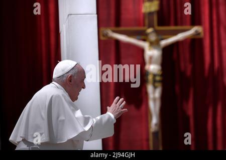 Papa Francesco nomina dieci nuovi santi durante una messa di canonizzazione in Piazza San Pietro, il 15 maggio 2022 a Città del Vaticano. All'inizio della celebrazione liturgica, il Papa ha proclamato nuovi santi: Tito Brandsma, Lazzaro Devasahayam, César de Bus, Luigi Maria Palazzolo, Giustino Maria Russolillo, Charles de Foucauld, Maria Rivier, Maria Francesca di Gesù Rubatto, Maria di Gesù Santocanale e Maria Domenica Mantovani, cinque dall'Italia, tre dalla Francia, uno dall'India e uno dall'Olanda. Il 15 maggio 2022 Foto Stock