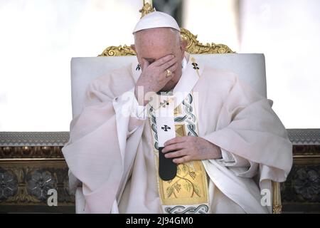 Papa Francesco nomina dieci nuovi santi durante una messa di canonizzazione in Piazza San Pietro, il 15 maggio 2022 a Città del Vaticano. All'inizio della celebrazione liturgica, il Papa ha proclamato nuovi santi: Tito Brandsma, Lazzaro Devasahayam, César de Bus, Luigi Maria Palazzolo, Giustino Maria Russolillo, Charles de Foucauld, Maria Rivier, Maria Francesca di Gesù Rubatto, Maria di Gesù Santocanale e Maria Domenica Mantovani, cinque dall'Italia, tre dalla Francia, uno dall'India e uno dall'Olanda. Il 15 maggio 2022 Foto Stock