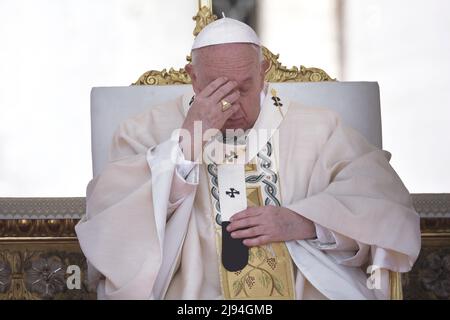 Papa Francesco nomina dieci nuovi santi durante una messa di canonizzazione in Piazza San Pietro, il 15 maggio 2022 a Città del Vaticano. All'inizio della celebrazione liturgica, il Papa ha proclamato nuovi santi: Tito Brandsma, Lazzaro Devasahayam, César de Bus, Luigi Maria Palazzolo, Giustino Maria Russolillo, Charles de Foucauld, Maria Rivier, Maria Francesca di Gesù Rubatto, Maria di Gesù Santocanale e Maria Domenica Mantovani, cinque dall'Italia, tre dalla Francia, uno dall'India e uno dall'Olanda. Il 15 maggio 2022 Foto Stock